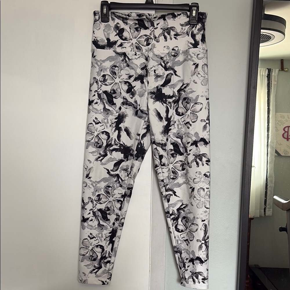 Abstract Black and White Leggings